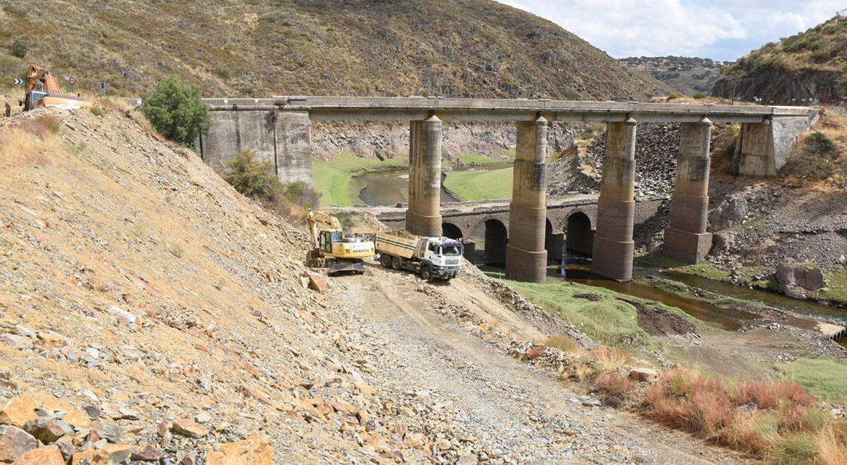 Arrancan las obras para construir el nuevo puente en el Risco de Martiago