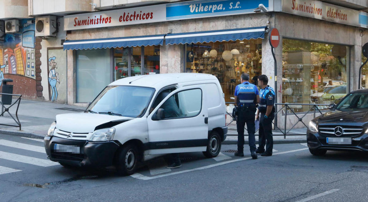 Triple colisión en la calle Álvaro Gil