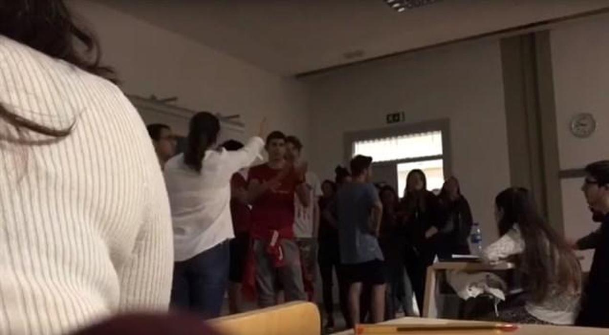 Estudiantes irrumpen en una clase de la UAB para leer un manifiesto a favor del 1-O