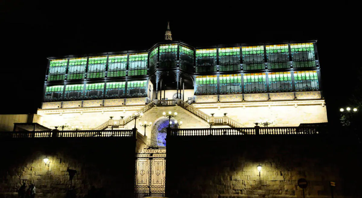 La Casa Lis brilla con su nueva iluminación artística