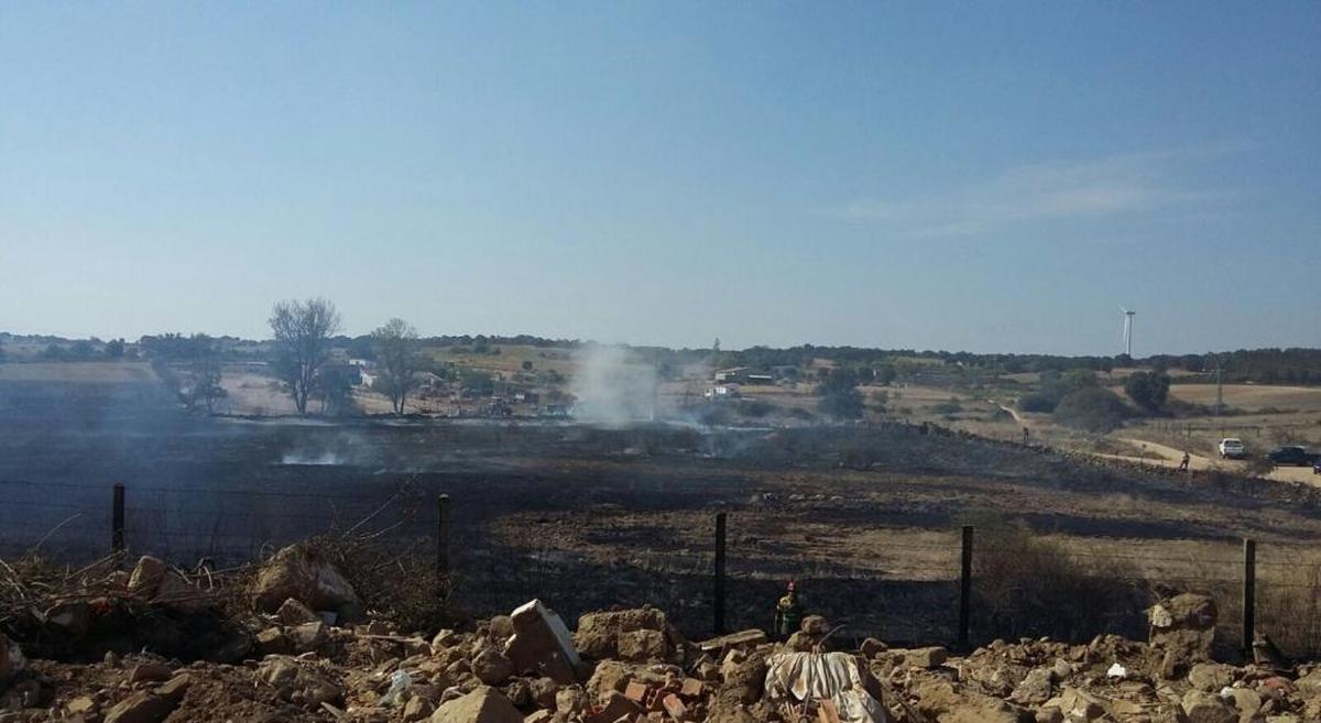 Un incendio se queda a las puertas de una casa de Valdelosa