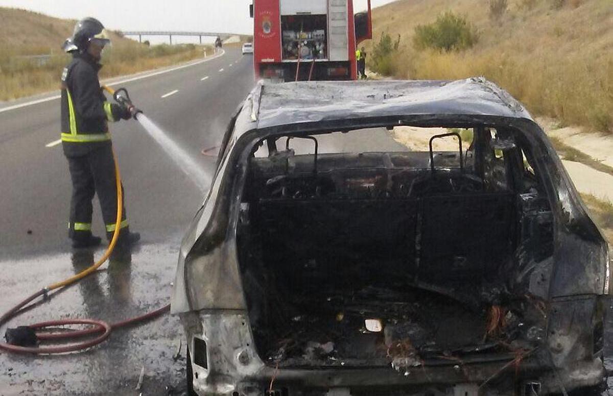 Arde un coche en plena autovía A-50