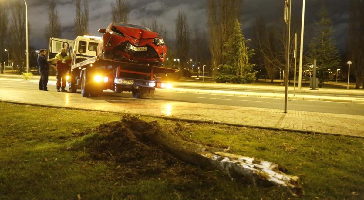 Se empotran contra un árbol en Chamberí