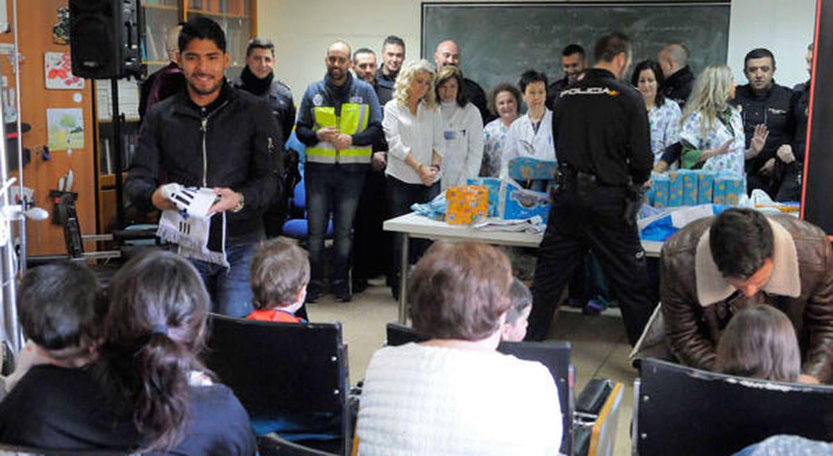 Regalos especiales para sacar sonrisas en la planta de Pediatría del Hospital