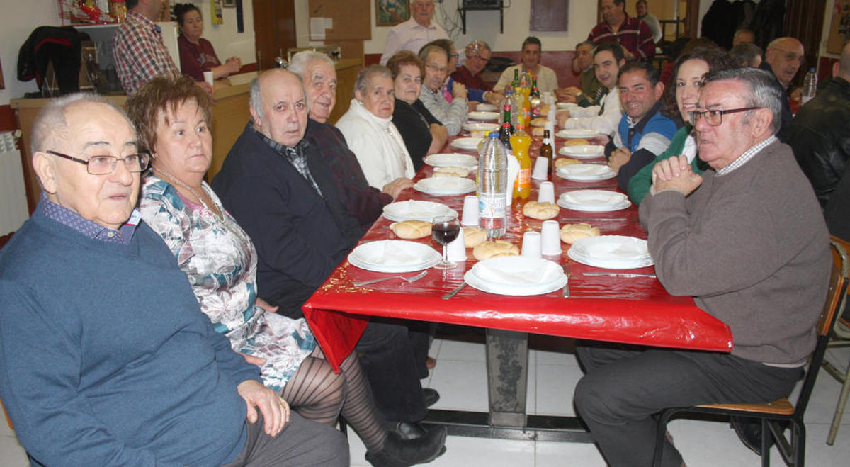 Fiesta y comida para los mayores de Matilla de los Ca&ntilde;os