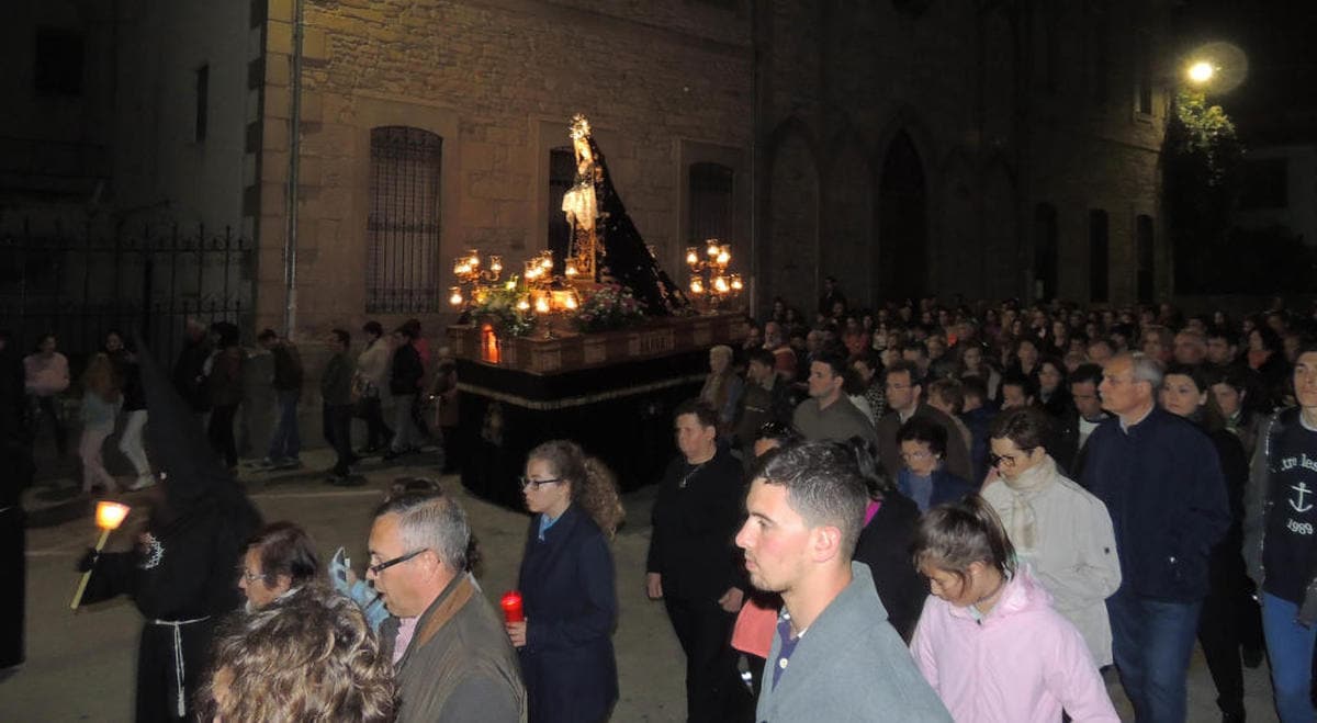 La procesión de La Soledad en Vitigudino consolida su paso por las tres capillas la noche del Viernes Santo
