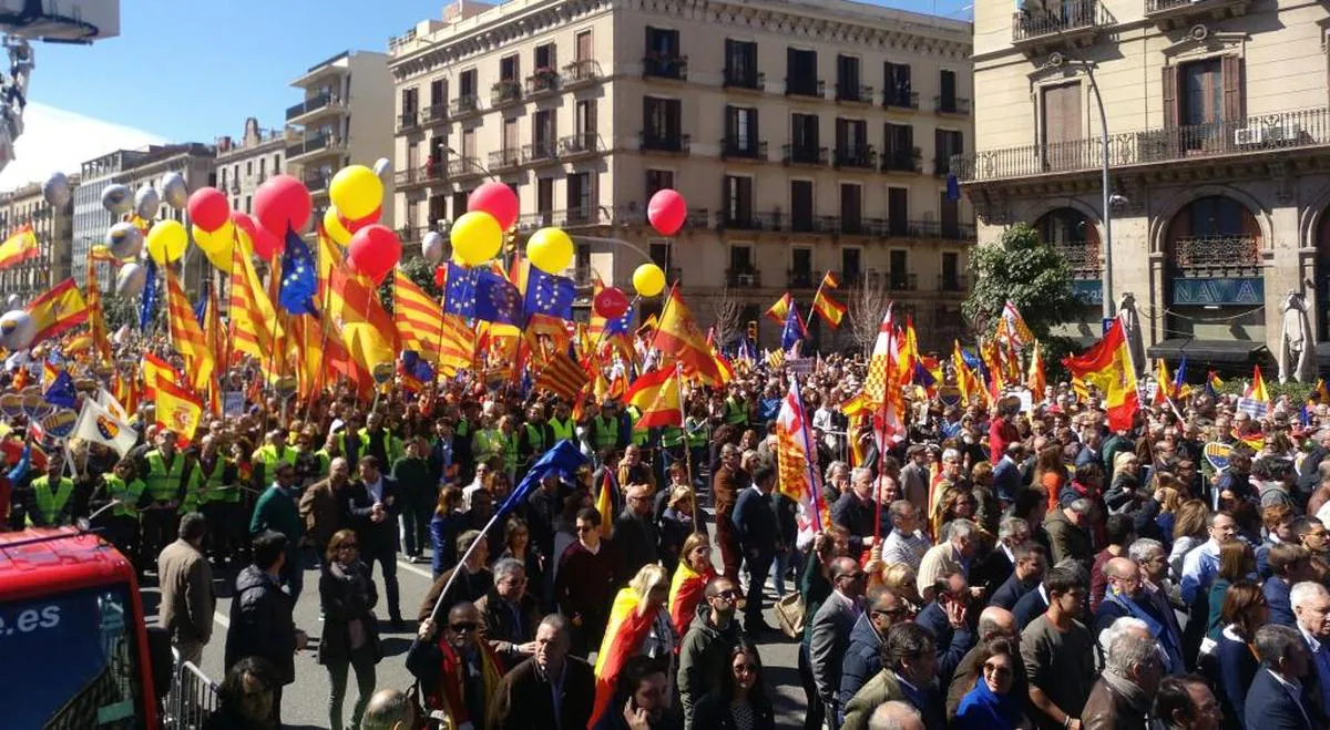 Miles de personas se manifiestan en Barcelona para pedir 'seny' y un Govern para todos