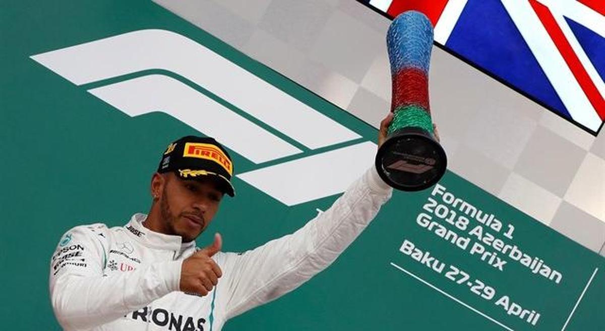 Hamilton logra la victoria en una accidentada carrera en Bakú y Sainz y Alonso puntúan