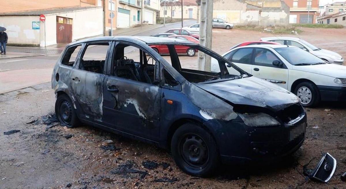 El PSOE exige explicaciones al Gobierno por el espectacular aumento de vehículos quemados