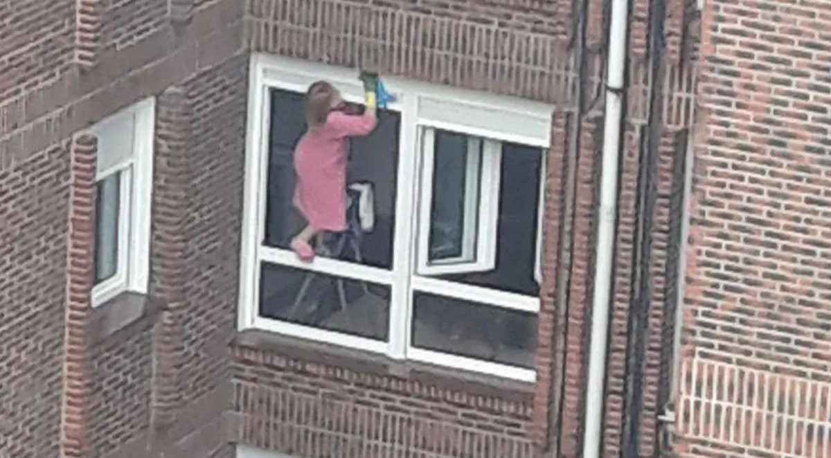 Una mujer 'spiderman' se juega la vida limpiando las ventanas de su casa