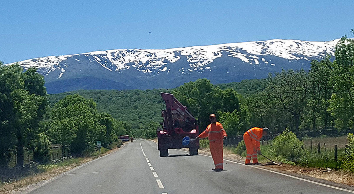 La Junta emprende la limpieza y mejora del asfaltado de la carretera Béjar-Ciudad Rodrigo
