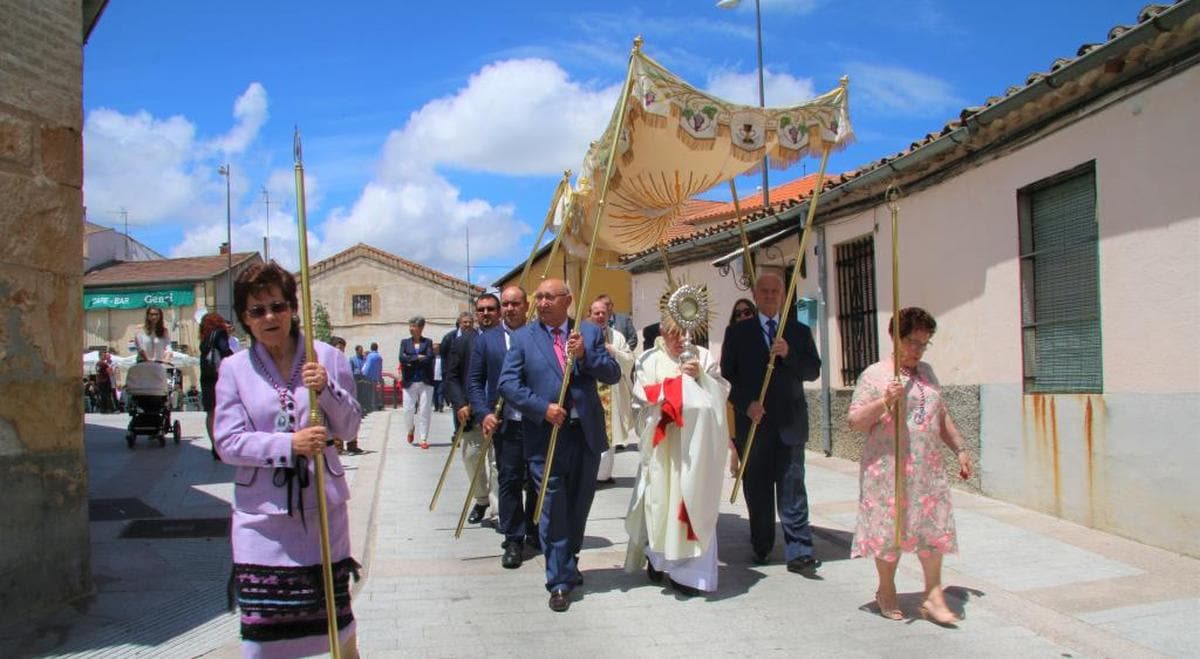 Palio de seda bordada para el Santísimo en Villares de la Reina