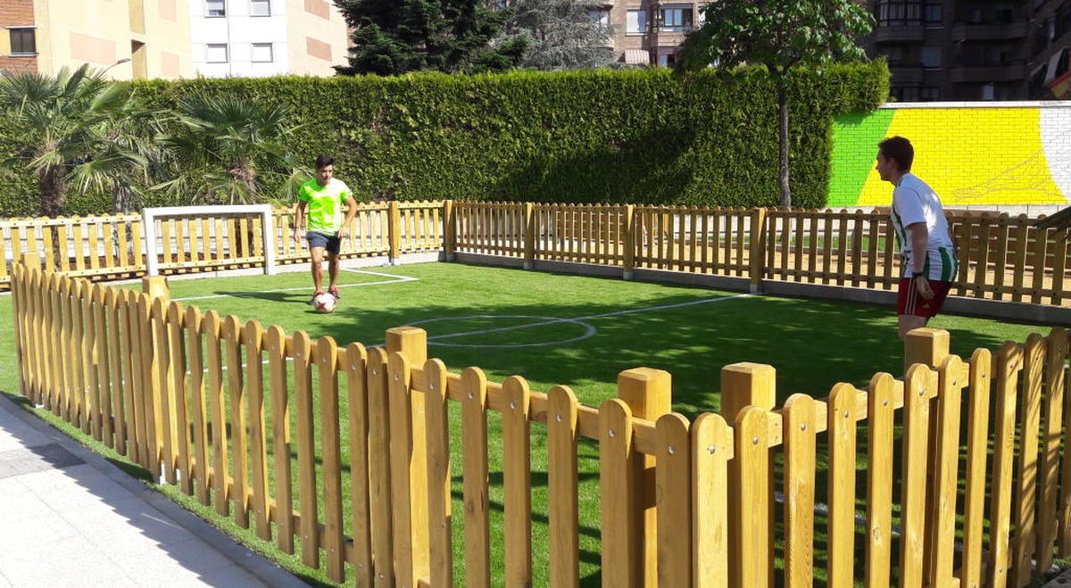 El parque de la calle Alicante estrena un mini-campo de fútbol