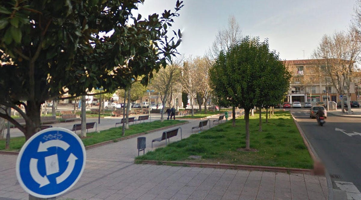 Sancionados tres jóvenes por jugar al fútbol y golpear el mobiliario urbano en la plaza del Barrio Vidal