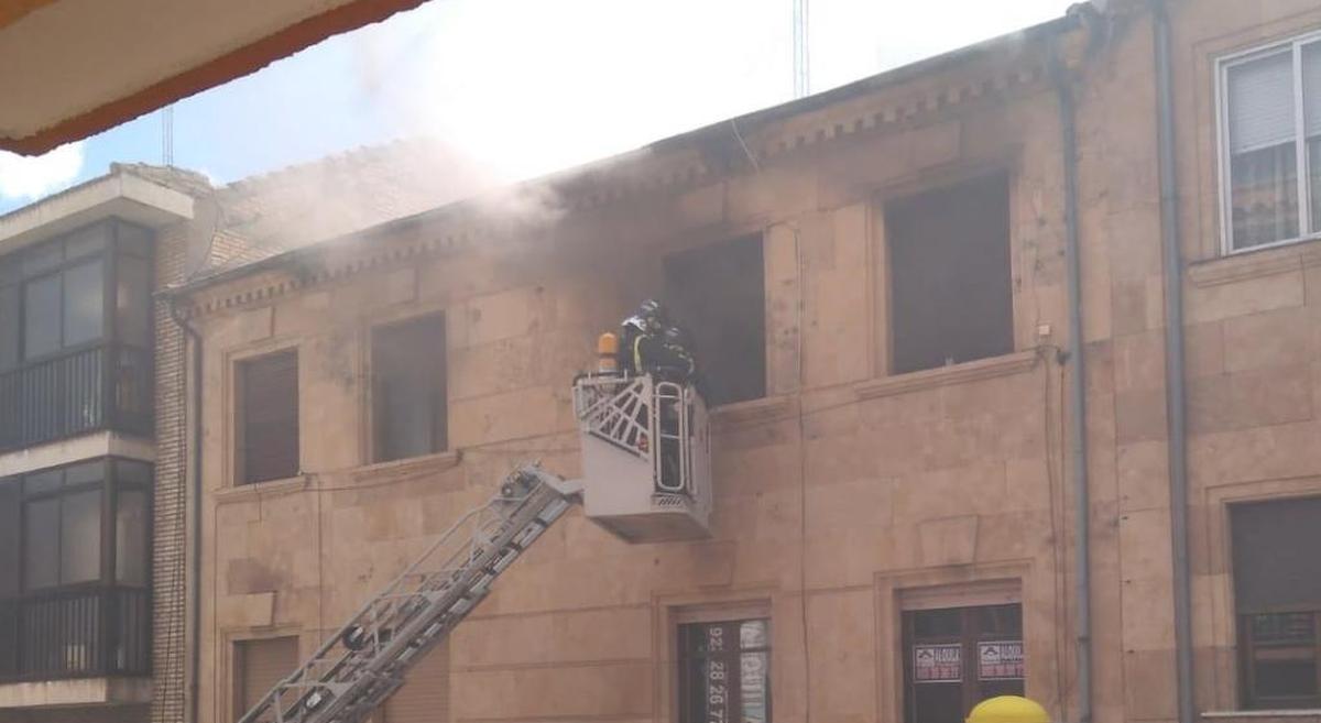 Un virulento incendio en un piso de Garrido Sur calcina una habitación y deja una persona intoxicada