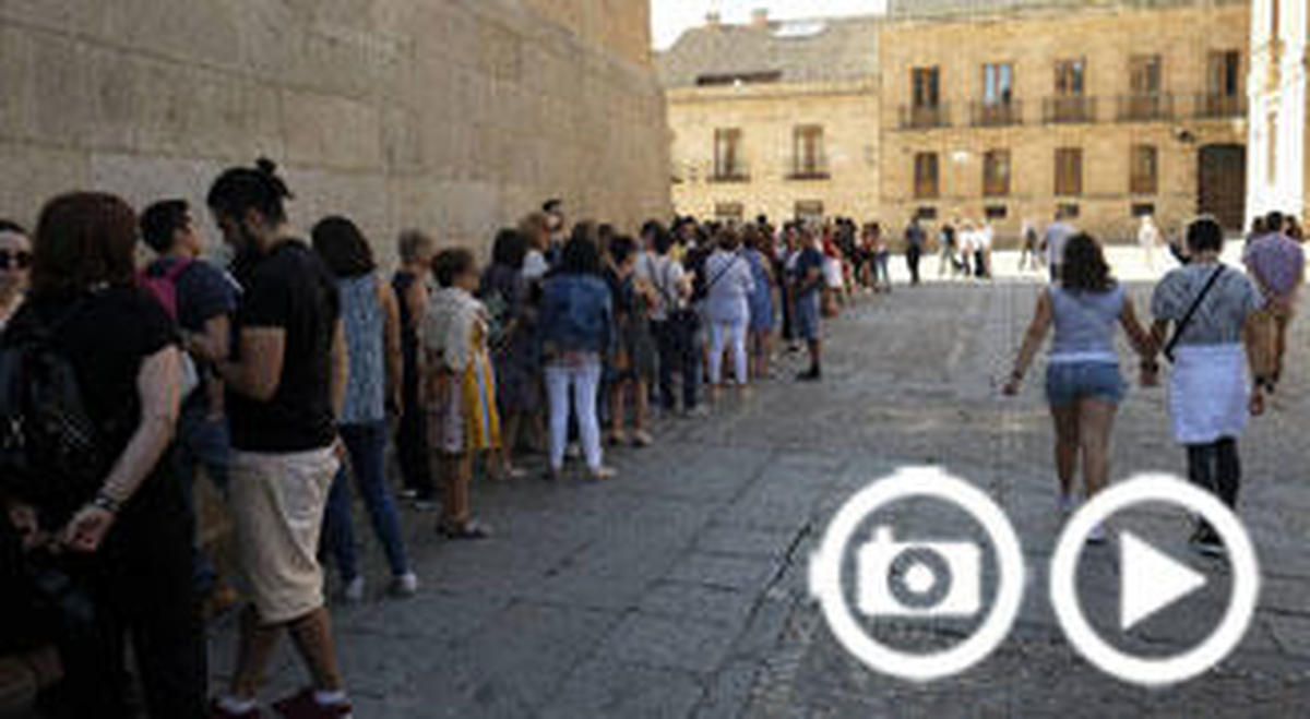 'Kilométricas' colas para adentrarse en la monumentalidad de Salamanca