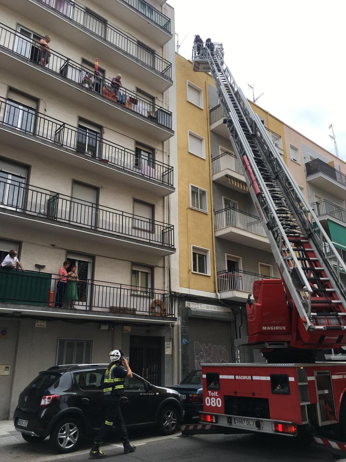 Los bomberos realizan una revisión de fachada en Garrido Sur