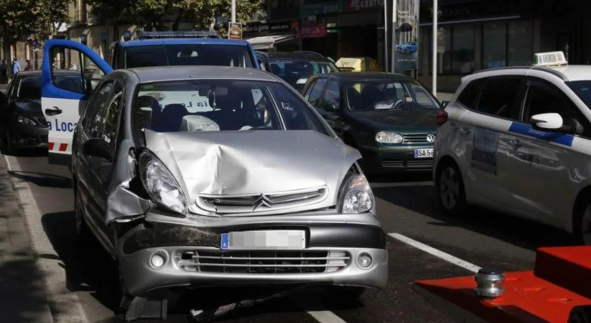 Tres coches implicados en un aparatoso accidente en Plaza España
