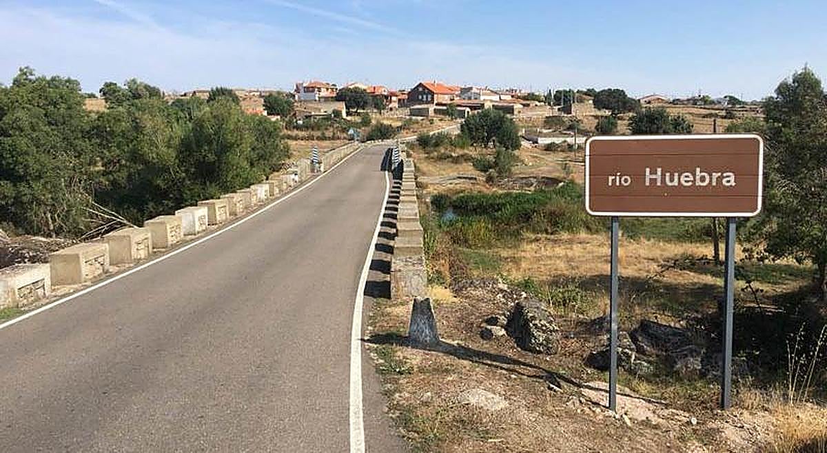 La moto del accidente de Pelarrodríguez, rescatada de los fondos del río Huebra