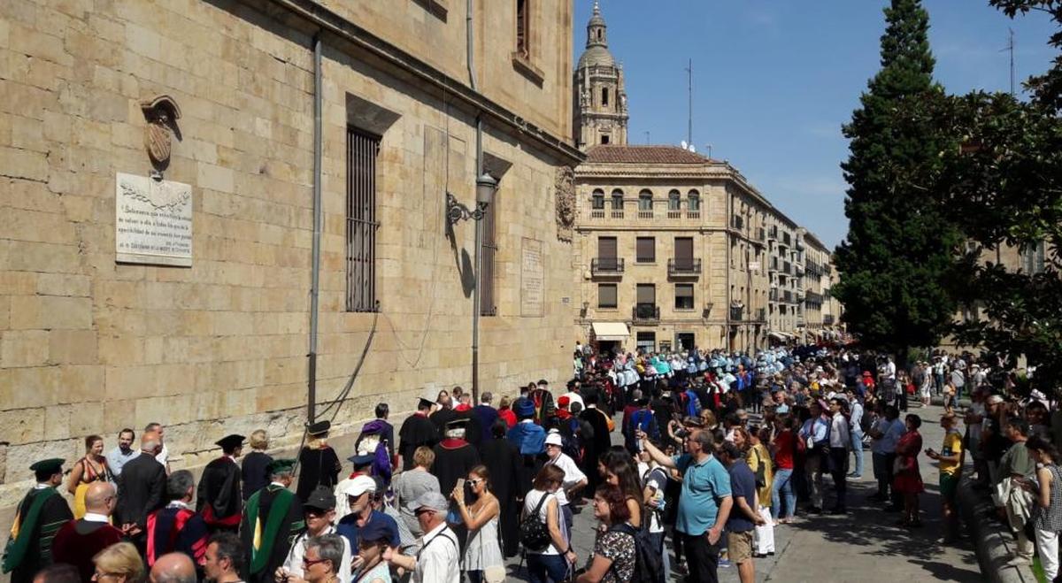 Los doctores desfilan por el centro de Salamanca