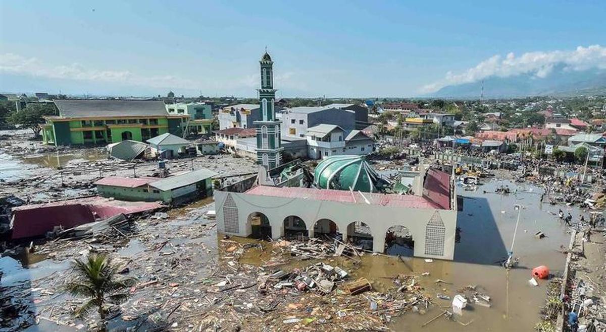 Los muertos por los terremotos y el tsunami en Indonesia se disparan a más de 1.200