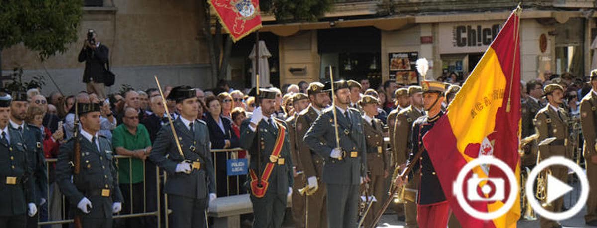 Emoción en el izado de la bandera de España en Los Bandos