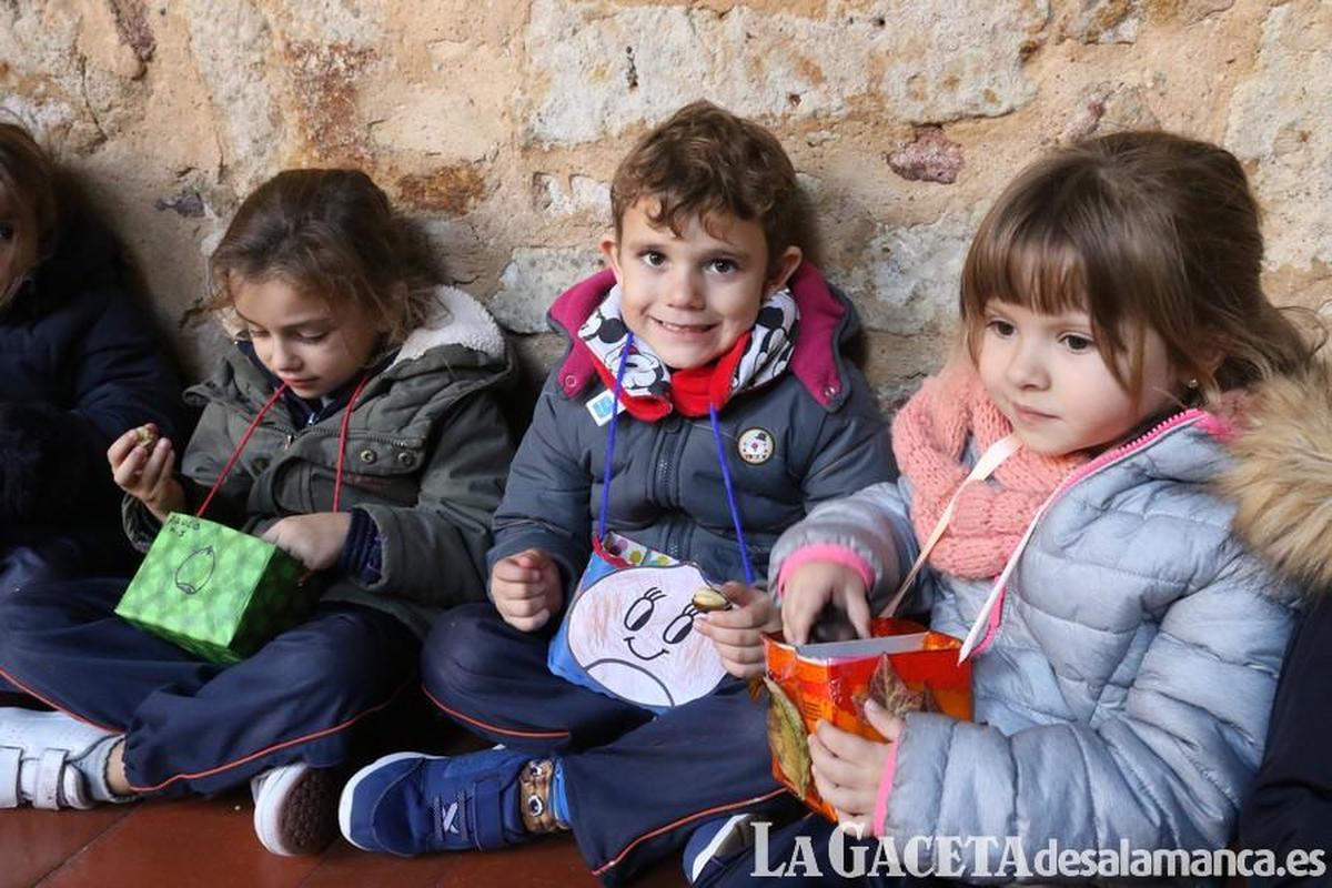 Los alumnos del colegio Sagrado Corazón disfrutan de la tradicional castañada