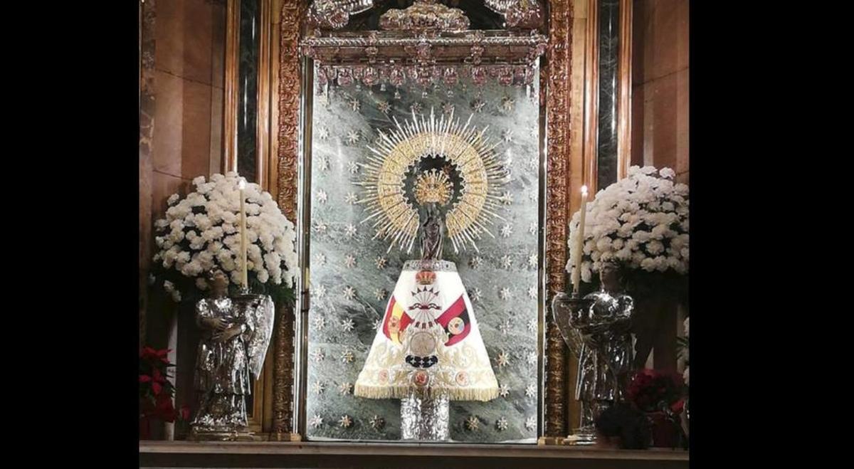 Colocan un manto con el símbolo de la Falange a la Virgen del Pilar