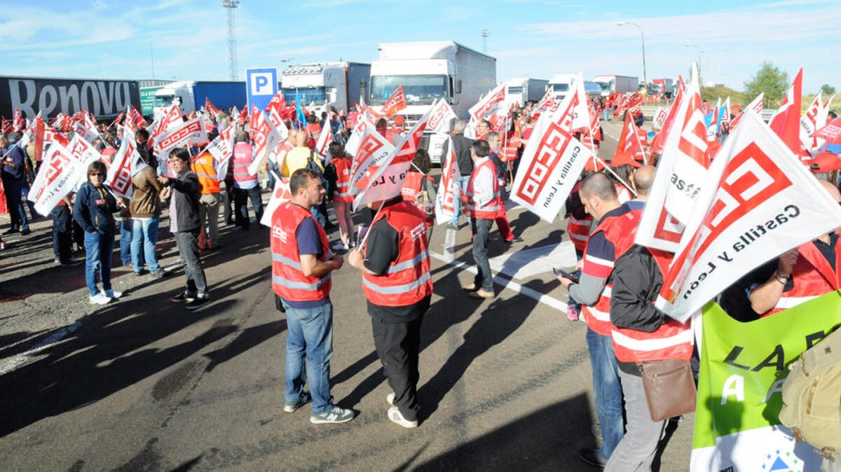 Los sindicatos bloquean la frontera y fuerzan una larga retención de camiones