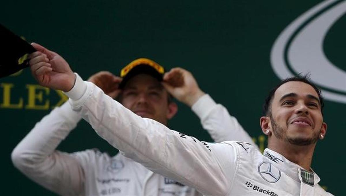Hamilton se lleva la pole y mete presión a Rosberg en la lucha por el Mundial