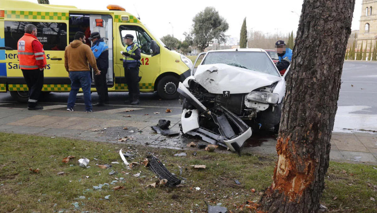 Un coche se empotra contra un árbol en la Vía Helmántica, frente a la iglesia del Arrabal