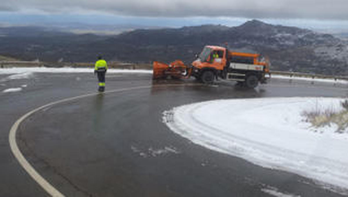 Las primeras nevadas provocan el cierre de la carretera a La Covatilla