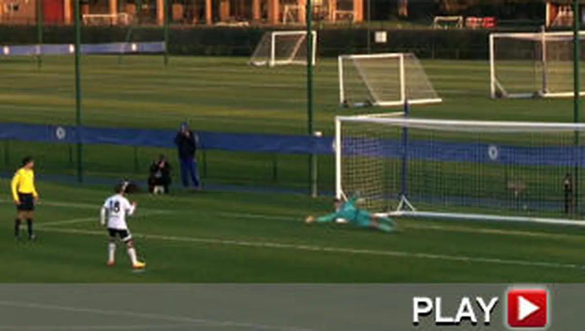 Un penalti 'fantasma' deja fuera de la Youth League al Valencia del salmantino Álvaro Gómez