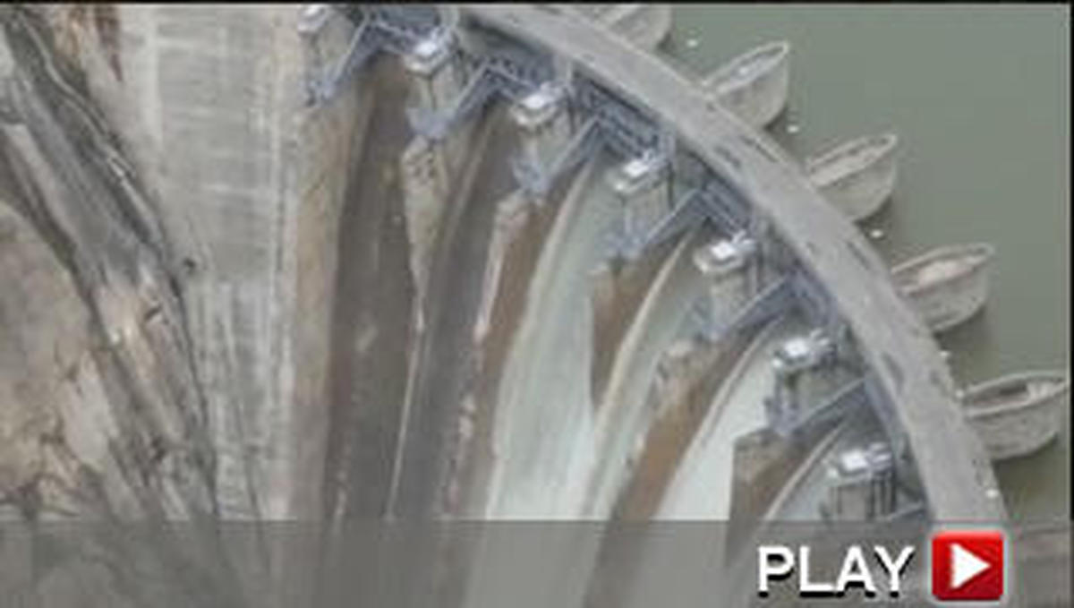 Espectaculares imágenes de la apertura de compuertas en la presa de Aldeadávila