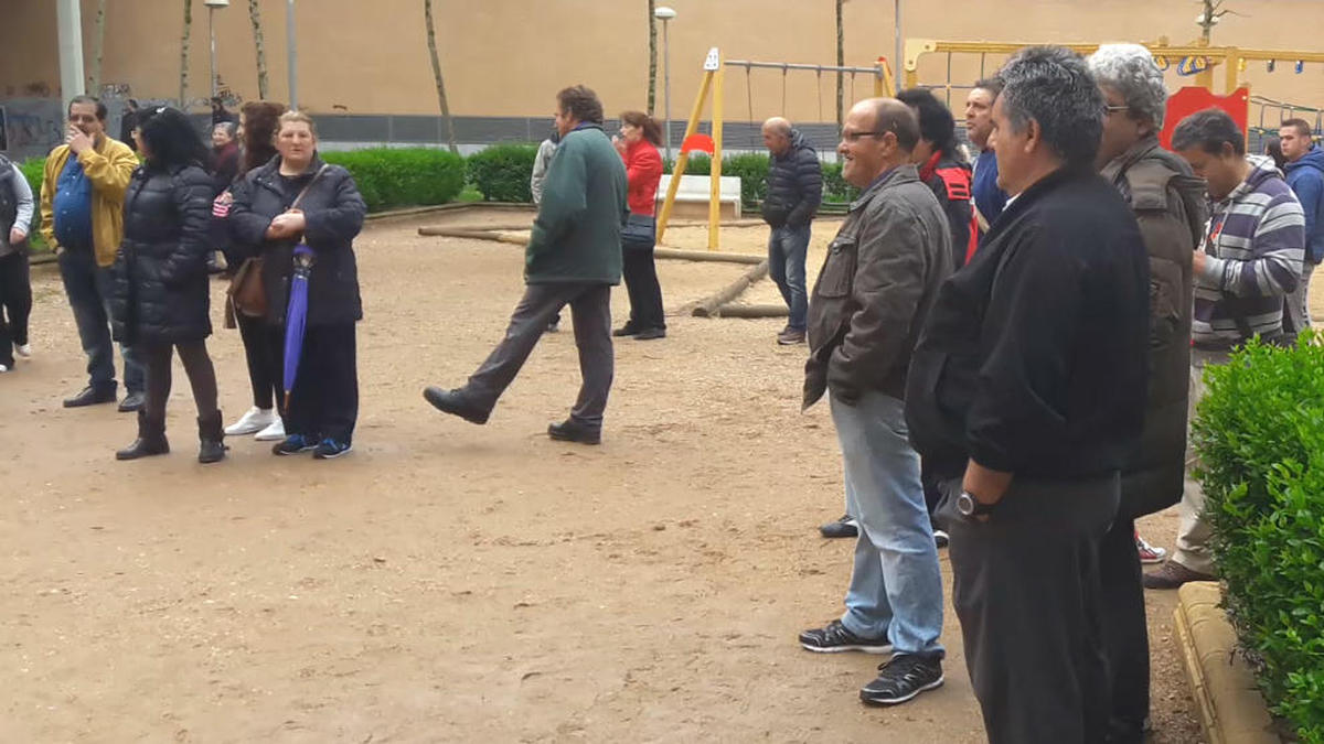 Decenas de personas se concentran a la puerta de Ayusal para exigir la dimisión del presidente