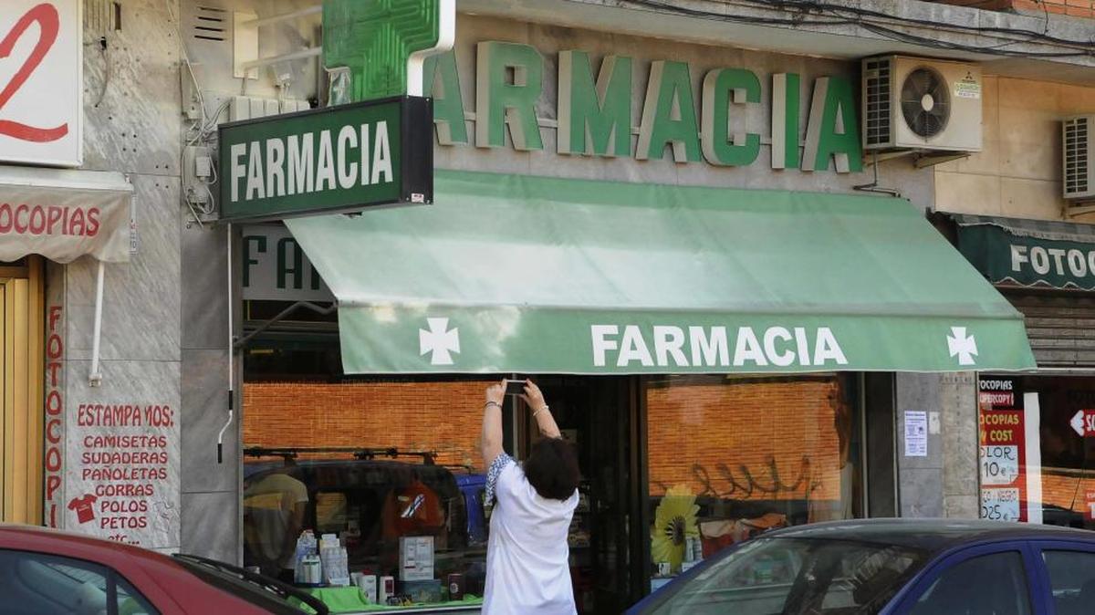 Alarma en la calle Alberca tras producirse un cortocircuito en el cartel luminoso de una farmacia