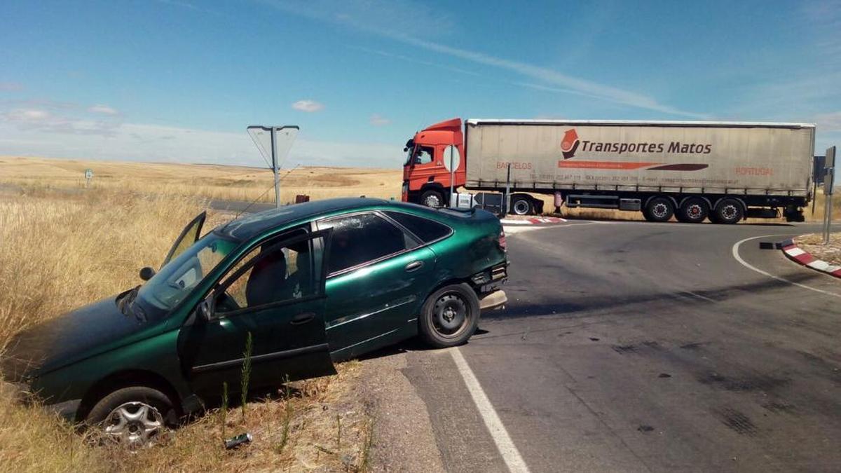 Aparatoso accidente entre un turismo y un camión en el cruce de Cantalpino