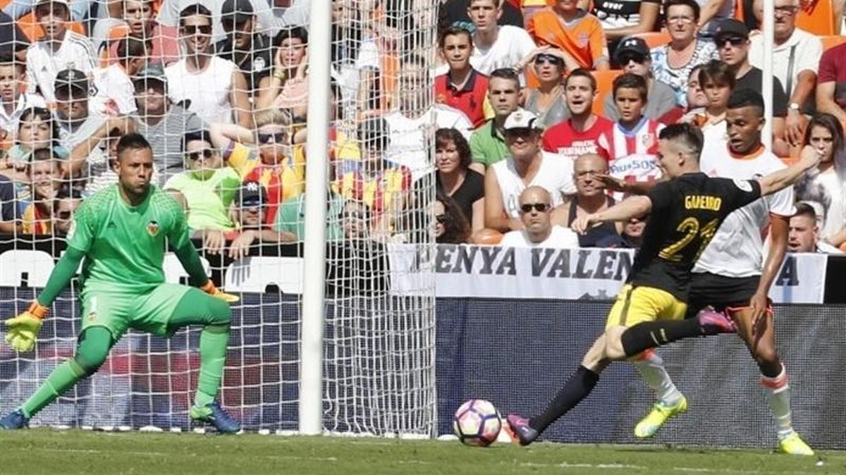 El Atlético asalta Mestalla a pesar de Diego Alves (0-2)