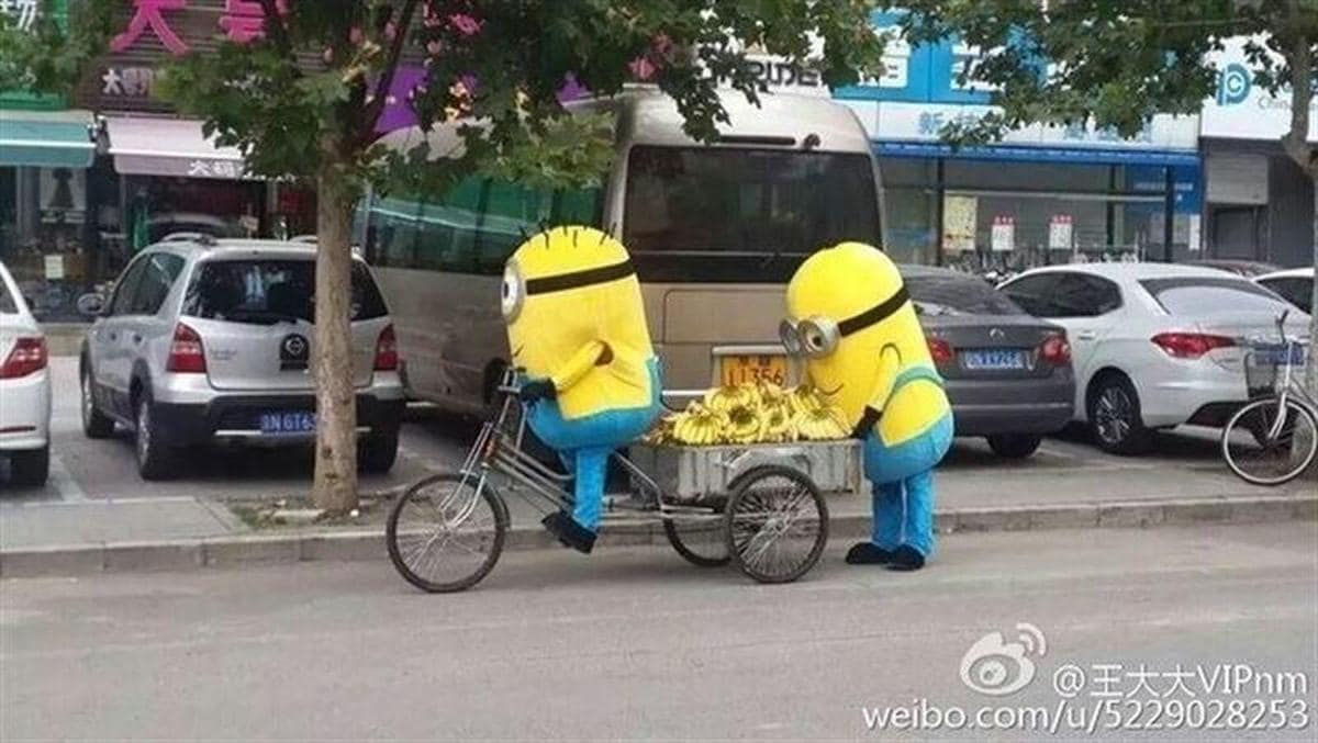La policía detiene a dos Minions por vender bananas en la calle