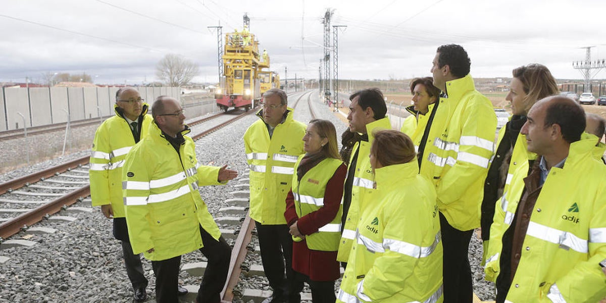 La electrificación de la vía entre Salamanca y Medina del Campo finalizará en dos meses