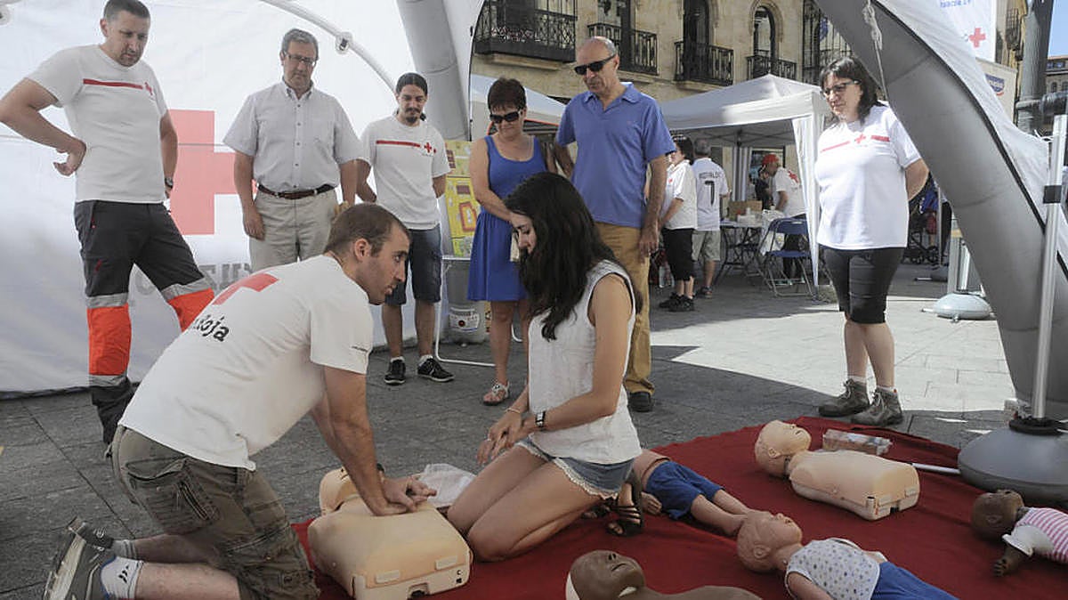 Cruz Roja traslada a la calle su 'universidad' de primeros auxilios