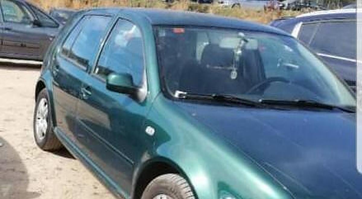 Roban un coche cuando estaba estacionado en la calle Sánchez Ruano, en Tejares