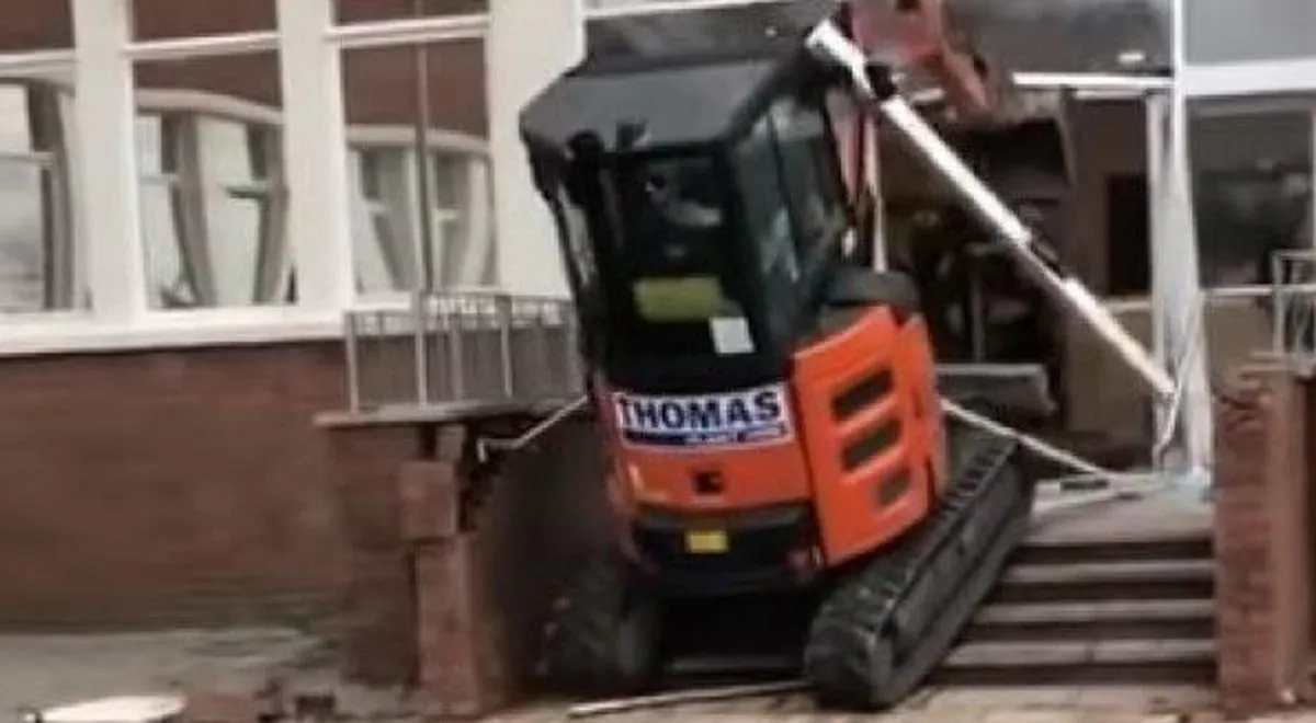 Un obrero destruye el hall de un hotel que había construido porque no le pagaron
