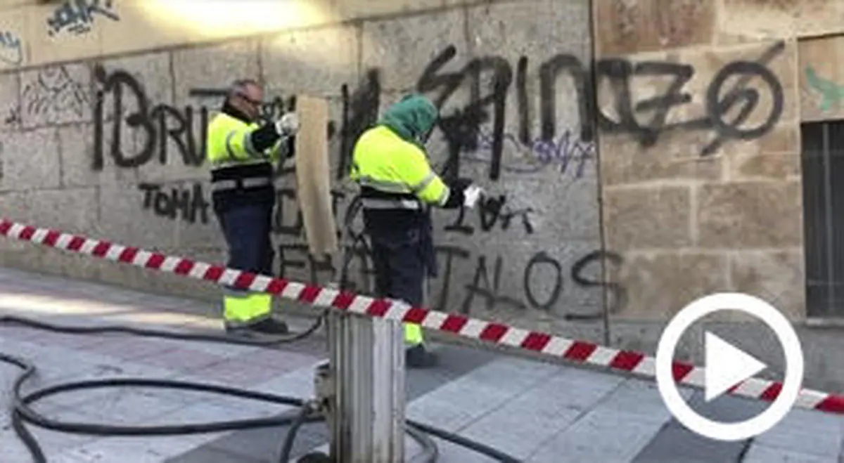 Así se limpian las pintadas vandálicas y los grafitis en Salamanca