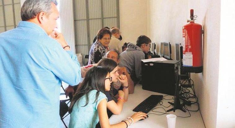 os alumnos del IES Venancio Blanco enseñando a los mayores a usar la tecnología.