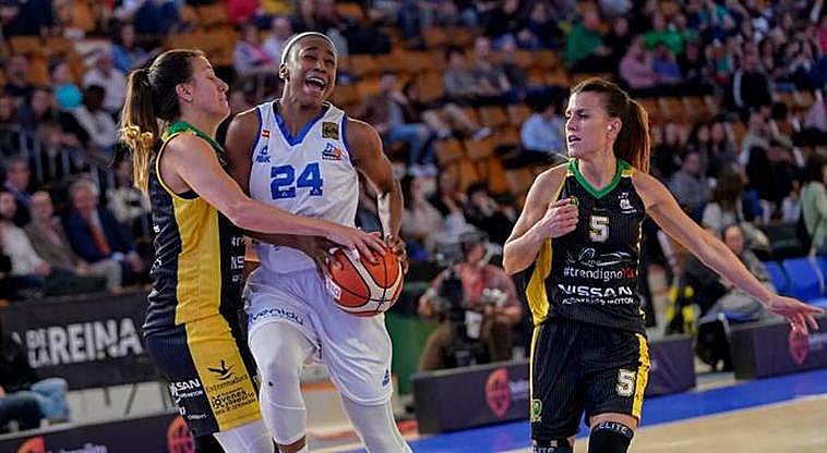 Loyd entra a canasta entre Ferrari y Ocete.