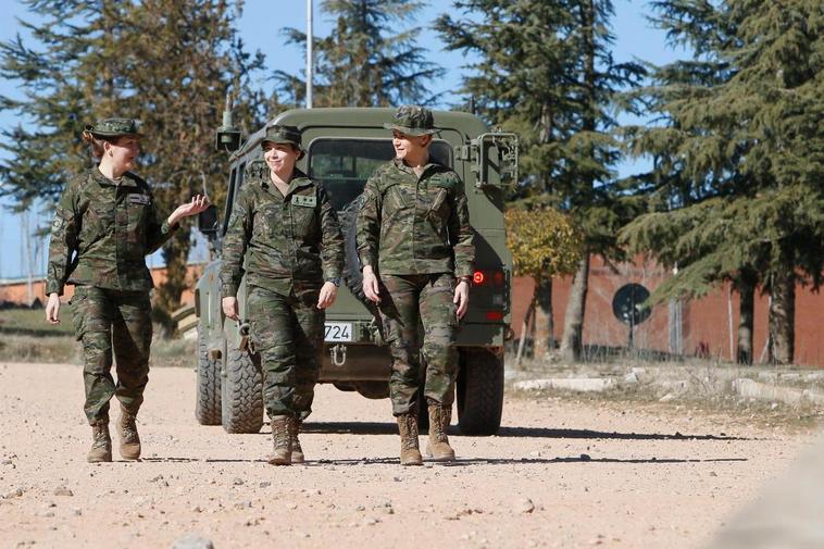 Noelia Burcio, Cristina Ramos y Sofía Monroy, ingenieras militares del Regimiento de Salamanca.