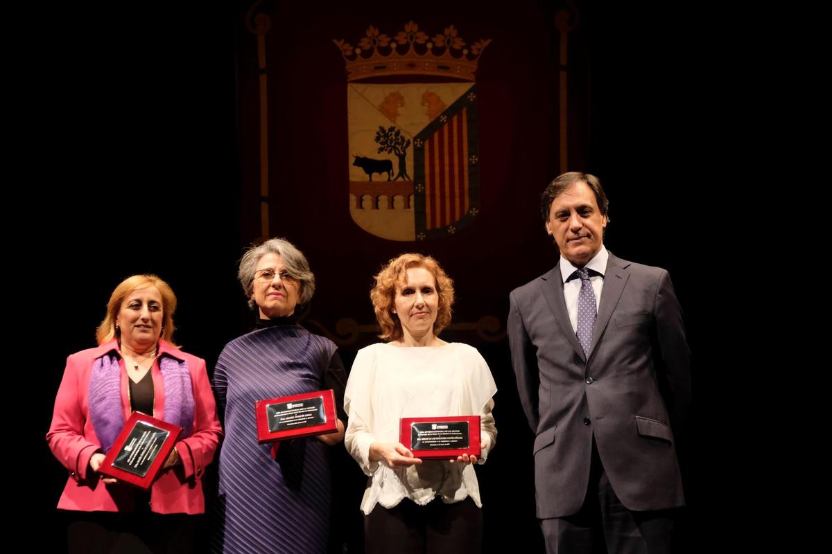 El acalde García Carbayo junto a Isabel Martín, Miriam Cortés y María Ángeles Ruano.