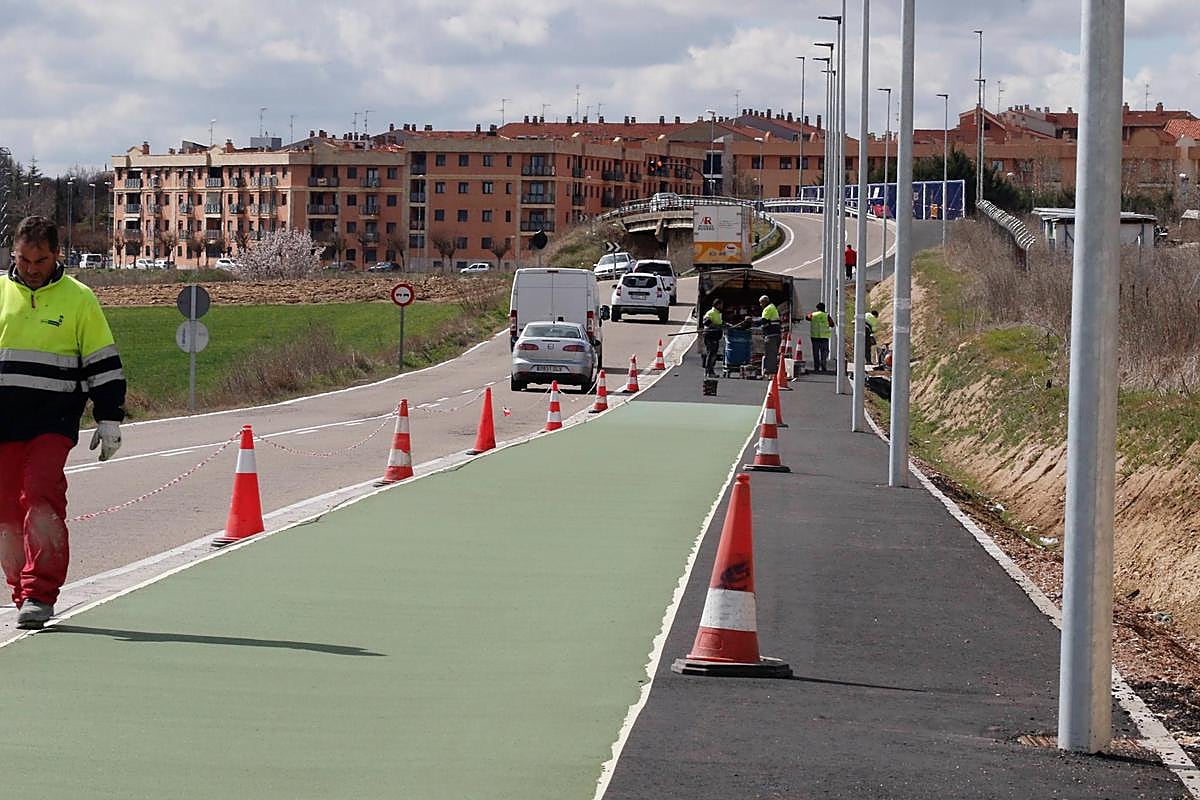 Construcción del carril bici en la carretera de Cabrerizos.