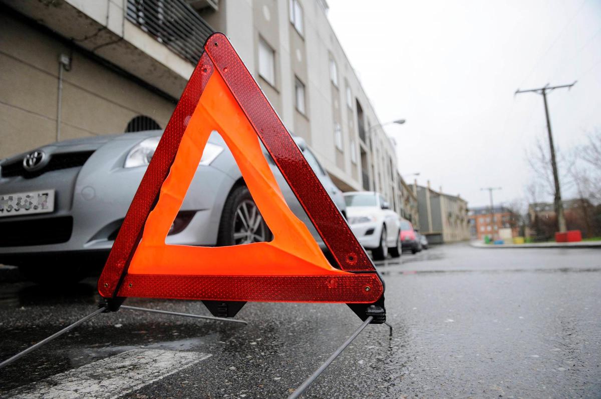 Un triángulo señaliza un accidente en una calle de Salamanca